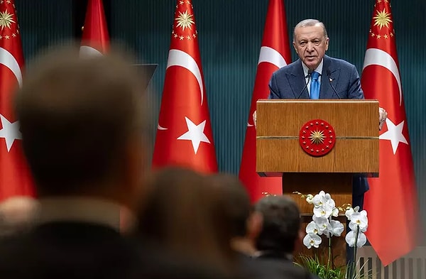 Gazete Pencere yazarı Nuray Babacan'ın aktardığı kulis bilgisine göre; toplantıda oturulduğu yeri beğenmeyen bir kadın Cumhurbaşkanı Danışmanı, valinin yanına giderek, “Benim yerim sizin yanınız olmalıydı. Ben cumhurbaşkanlığını temsi ediyorum” ifadelerini kullandı. Konuyu Cumhurbaşkanlığı'na taşıyan vali, “Boş verin yerini beğenmiyorsa çeksin gitsin” yanıtını aldı. Cumhurbaşkanlığı danışmanlarının parti içi her sohbetin konusu olduğunu ifade eden Nuray Babacan, bugünkü yazısında şu ifadeleri kullandı: