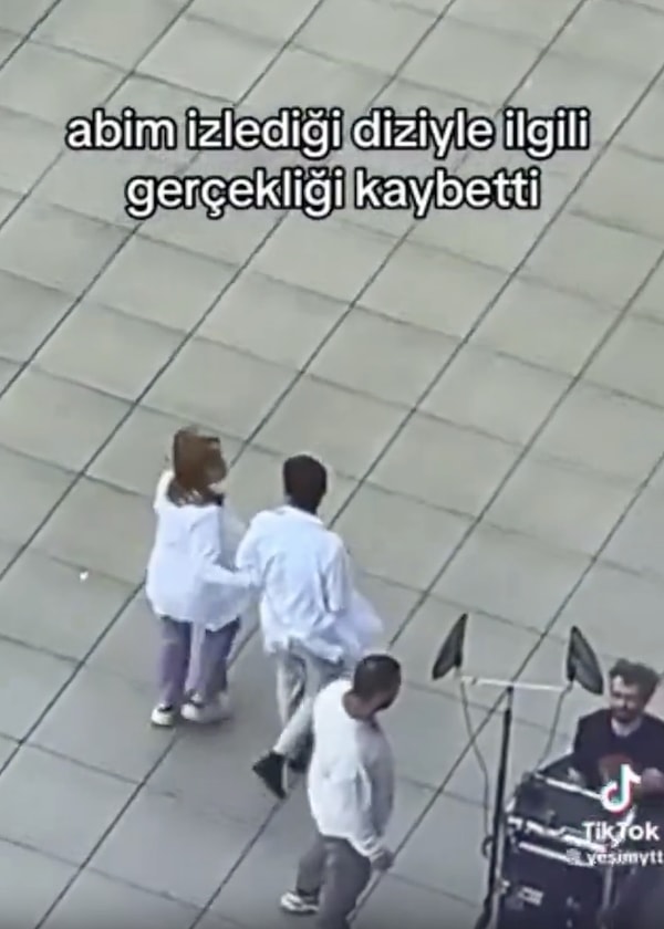 Bahar setinin arasında Bahar ve Timur'u canlandıran Demet Evgar ve Mehmet Yılmaz Ak'ı kol kola gören fanlar bu anları kaydederken, dizide kanlı bıçaklı olmalarına gönderme yapmayı ihmal etmediler.