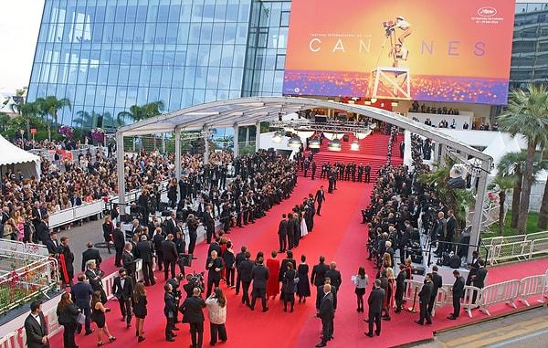 Tüm dünyanın olduğu gibi bizim magazin gündemimizde bu yıl 77.'si düzenlenen Cannes Film Festivali var. Yıldızlar geçidinin yaşandığı törenden gelen her kare manşetlerde yer buluyor.