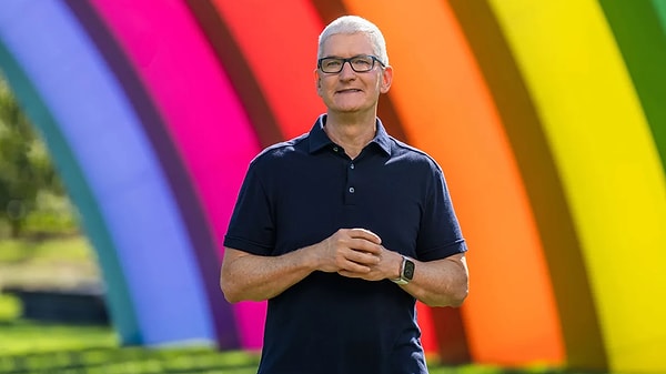 Apple'ın CEO'su Tim Cook 63,21 milyon dolar kazandı.