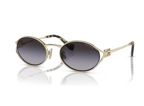 MIU MIU'nun büyüleyici tasarımı olan Kadın Oval Gold Metal Güneş Gözlüğü, stilinizi tamamlayan mükemmel bir aksesuar olacak.