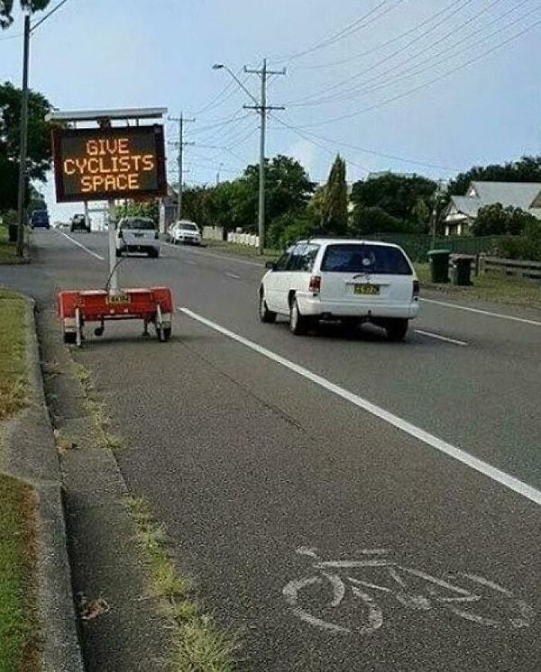 10. "Bisikletlilere yol verin" tabelasının tam da bisiklet yolu üzerinde durması?