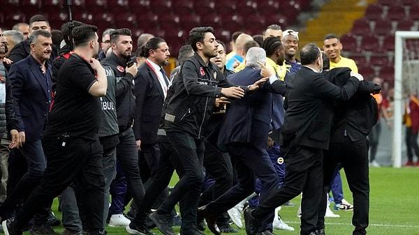 Fenerbahçe Kulübünün doktoru Ertuğrul Karanlık ile teknik direktör İsmail Kartal'ın oğlu Emre Kartal'ın da tedbirli olarak PFDK'ye sevk edildiği kaydedildi.