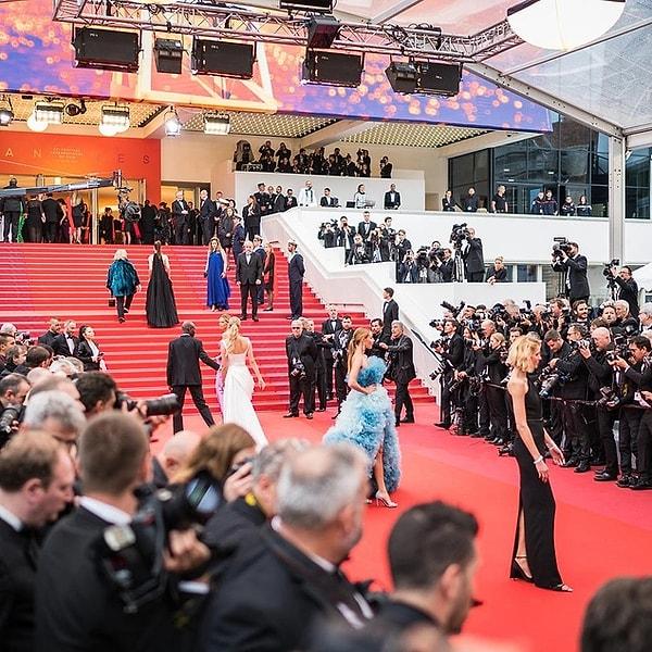 Günlerdir gündemimizde bu yıl 77.'si düzenlenen Cannes Film Festivali var biliyorsunuz. Her sene olduğu gibi, bu sene de Hande Erçel, Pınar Deniz, Birce Atalay, Meryem Uzerli ve Dilan Çiçek Deniz gibi isimlerin katıldığı festivalde yine ülkemizi temsil eden güzellerle gururlandık.