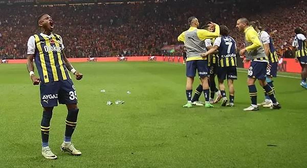 Fenerbahçe, son hafta iç sahada İstanbulspor’u yenerse, Galatasaray da deplasmanda Konyaspor’a yenilirse Sarı-lavivertli ekip şampiyon olacak.