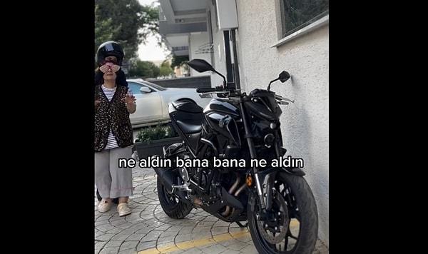 Bir genç, yeni aldığı motosikletini annesine bir sürprizle göstermek istedi.