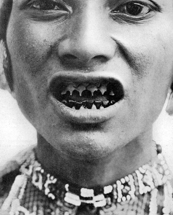 5. Dişlerini sivrileştiren bir kabile üyesi.