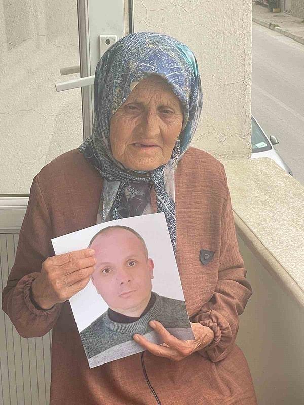 Edinilen bilgiye göre Mustafakemalpaşa ilçesinde 96 yaşındaki annesi Zeliha Dalgın ile birlikte yaşayan 44 yaşındaki Bülent Dalgın, fırına ekmek almaya gönderdiği annesinden uzun ekmek almasını istedi.