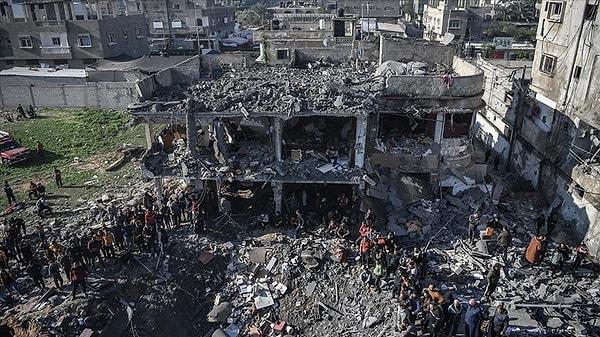 İsrail'in 7 Ekim'den bu yana Gazze Şeridi'ne düzenlediği saldırılarda en az 15 bin 103’ü çocuk, 9 bin 849'u kadın olmak üzere 35 bin 709 Filistinli öldürüldü, 79 bin 990 kişi yaralandı. Enkaz altında hala binlerce ölü olduğu bildirilirken, halkın sığındığı hastane ve eğitim kurumları hedef alınarak sivil altyapı da tahrip ediliyor.