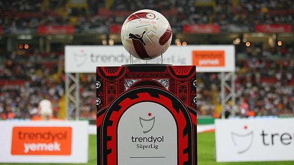 Süper Lig’de 38. ve son hafta heyecanı yarın, 25 Mayıs Cumartesi ve 26 Mayıs Pazar günü oynanacak maçlarla yaşanacak. Söz konusu müsabakaları yönetecek hakemler de Türkiye Futbol Federasyonu’nun (TFF) internet sitesinden duyuruldu.
