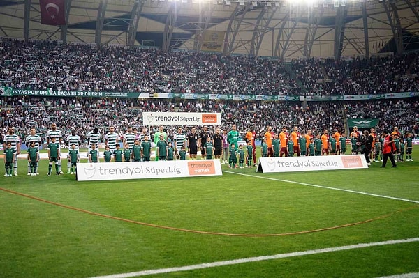 Lider Galatasaray, Konyaspor deplasmanında ilk yarıyı 1-0 önde kapattı. Sarı-kırmızılıların golü, 29. dakikada Icardi'den geldi.