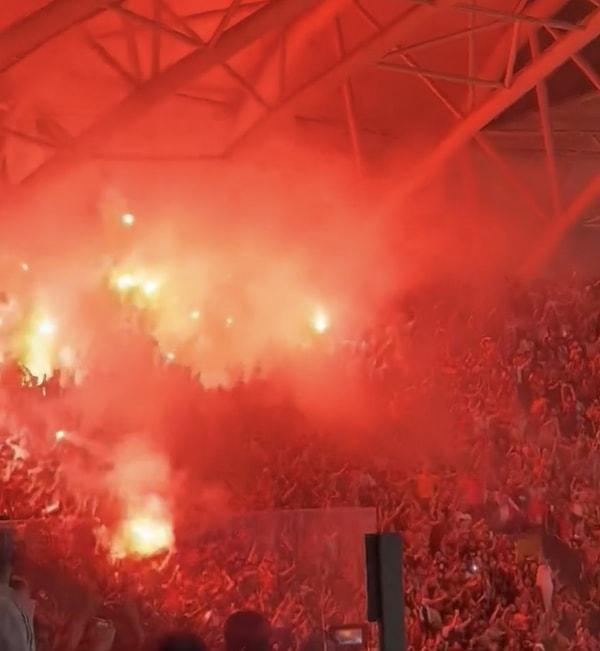 Konyaspor deplasmanında oynanan karşılaşmayı 3-1 kazanan Galatasaray'ın taraftarları Süper Lig şampiyonluğunu kutlamaya başladı.
