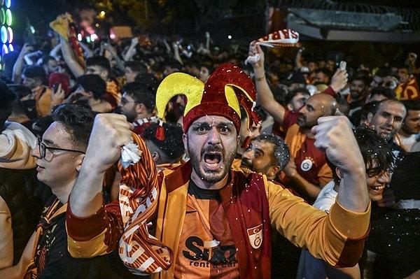 Galatasaraylı taraftarlarlar yurdun dört bir yanında sokaklara döküldü.  İşte kutlamalardan yansıyanlar...