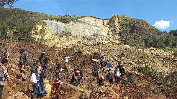 Papua Yeni Gine'de hükümet, 24 Mayıs'taki gerçekleşen heyelan felaketinde toprak altında kalanların sayısının 2 bini geçtiğini açıkladı.