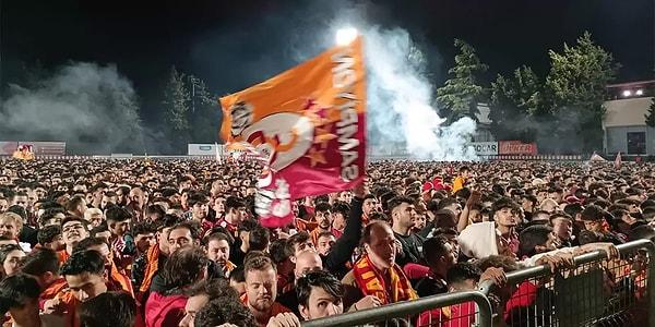 Süper Lig'de 24. şampiyonluğunu alan Galatasaray'ın kutlamaları için taraftarlar ve teknik ekip Florya Metin Oktay Tesisleri'nde bir araya geldi.