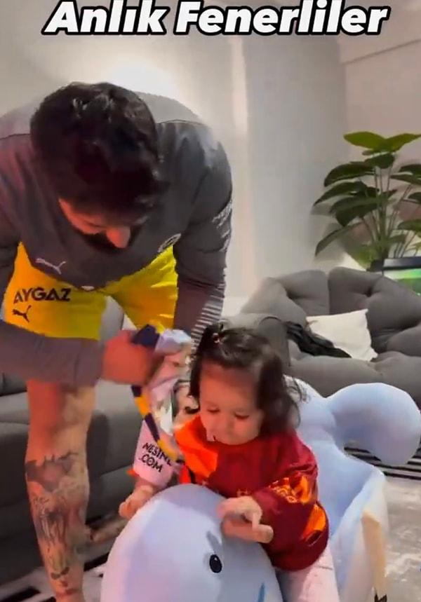 Kızı ile birlikte Fenerbahçe formasıyla oturan babayı anne kayda alırken, adam kızının formasını çıkardı.