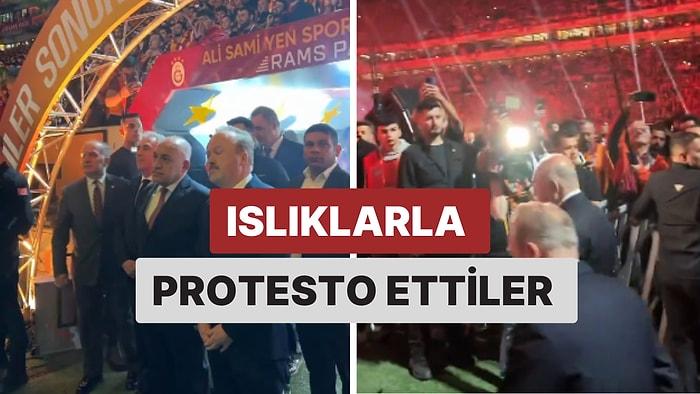 TFF Başkanı Mehmet Büyükekşi Galatasaray Taraftarları Tarafından Yoğun Bir Şekilde Protesto Edildi