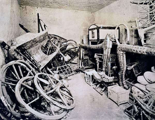 7. 1922 yılında araştırmacılar tarafından bulunan King Tut'un mezarındaki eşyalardan bazısı.
