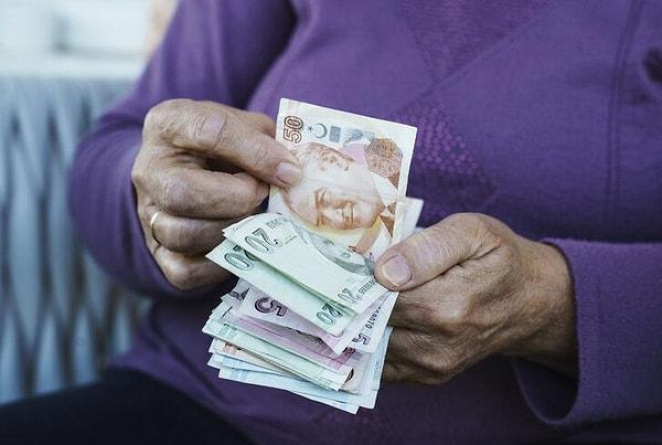 Emekli maaşları hesaplara her ay, ayın 17 ila 28’i tarihleri arasında yatıyor. Bu durumda emekliler maaşlarının ödeme tarihi bayram sonrasına kalıyor.
