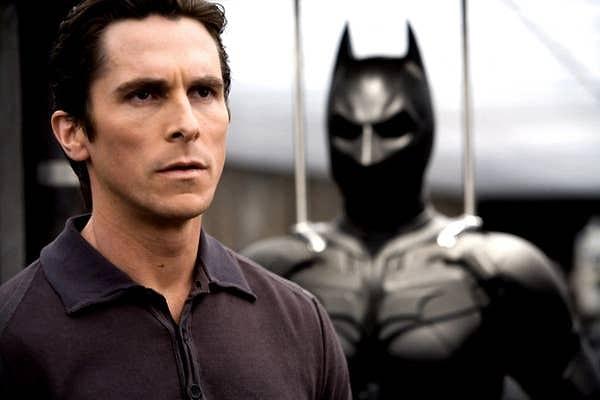 9. Batman Begins'in çekimlerine başladığında, Christian Bale kendini yarasa kostümünün içinde o kadar klostrofobik hissetti ki, ilk başta bir hata yapıldığını ve rolün yeniden seçilmesi gerektiğini düşündü.