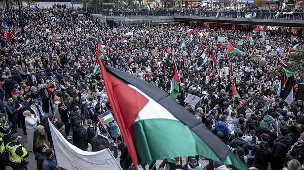 Neredeyse bütün dünya ise İsrail'i protesto etmeye başladı. Birçok ülkede protestolar düzenlendi, sosyal medyada kullanıcıları tepkilerini göstermeye başladı.