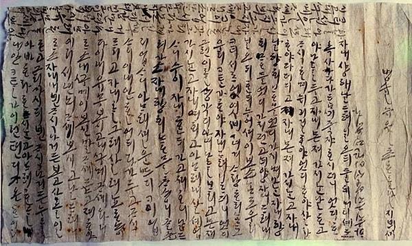 8. Bir kadının ölen kocasına yazdığı ve adamın mezarında saçından bir tutamla birlikte bulunan mektup. (Kore, 1586.)