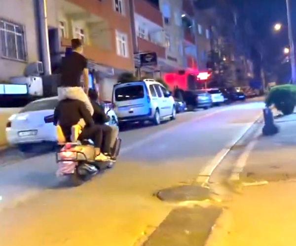 İstanbul'da Esenyurt'ta motosiklete 4 kişi binen gençler yürekleri ağza getirdi. O anlar arkadaşının telefon kamerasına yansıdı.