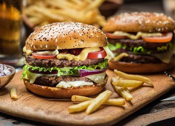 7. En çok hamburger yeme rekoru: hayatı boyunca 33.400 hamburger yiyen kişiye ait.