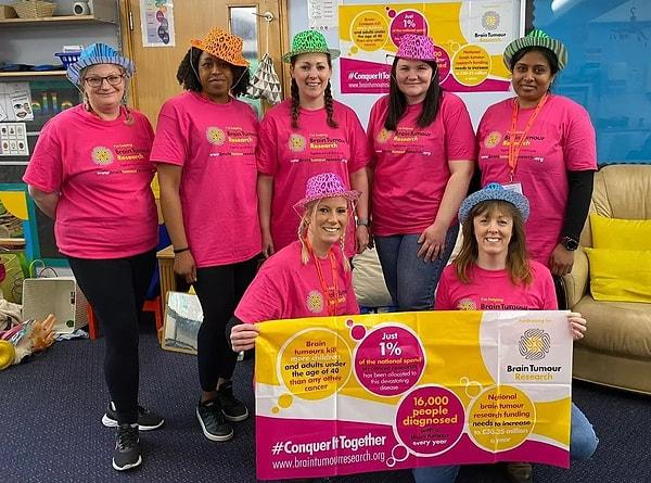 Kirsty beyin tümörü araştırmalarını desteklediği için okulu The Redway School'da öğrencilerin ve öğretmenlerin farkındalık ve fon yaratmak için şapka taktıkları bir bağış kampanyasına katıldı.