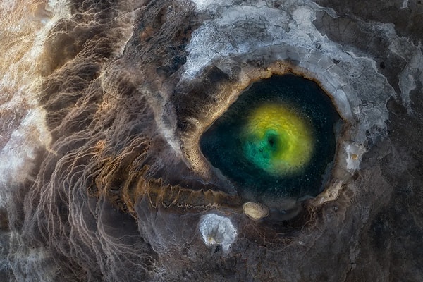 Yine bir ejderhanın gözü gibi görünen bu göl fotoğrafı da, en iyi doğa fotoğrafları kategorisinde yarışacak.