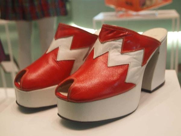 16. Ahşap platform ayakkabılar tarih boyunca kullanılmış ancak özellikle 1960'lar ve 1970'lerde popüler olmuştur.