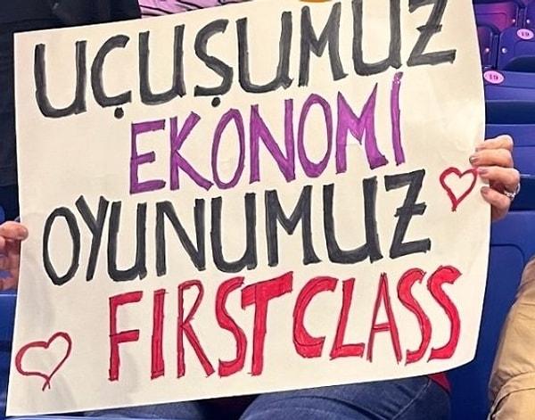 Yaşananların ardından bugün oynanan Sırbistan maçında açılan pankartlardan biri dikkat çekti. Bir taraftar, "Uçuşumuz ekonomi, oyunumuz first class" dedi.