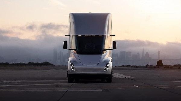 Tesla'nın 2017 yılından beridir üzerinde çalıştığı yeni elektrikli kamyon modeli Tesla Semi ile ilgili sevindirici bir gelişme yaşandı.