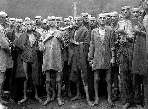 9. Ebensee Toplama Kampı mahkumları (1945).