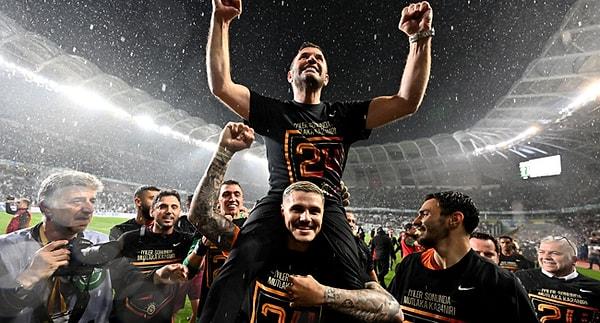 Süper Lig'i zirvede noktalayarak üst üste ikinci şampiyonluğunu ilan eden Galatasaray'da beklenen ayrılık gerçekleşti.