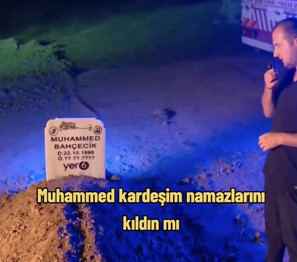 Telsizlerle kabirde ilk günü canlandırdıkları video sosyal medyada viral oldu.