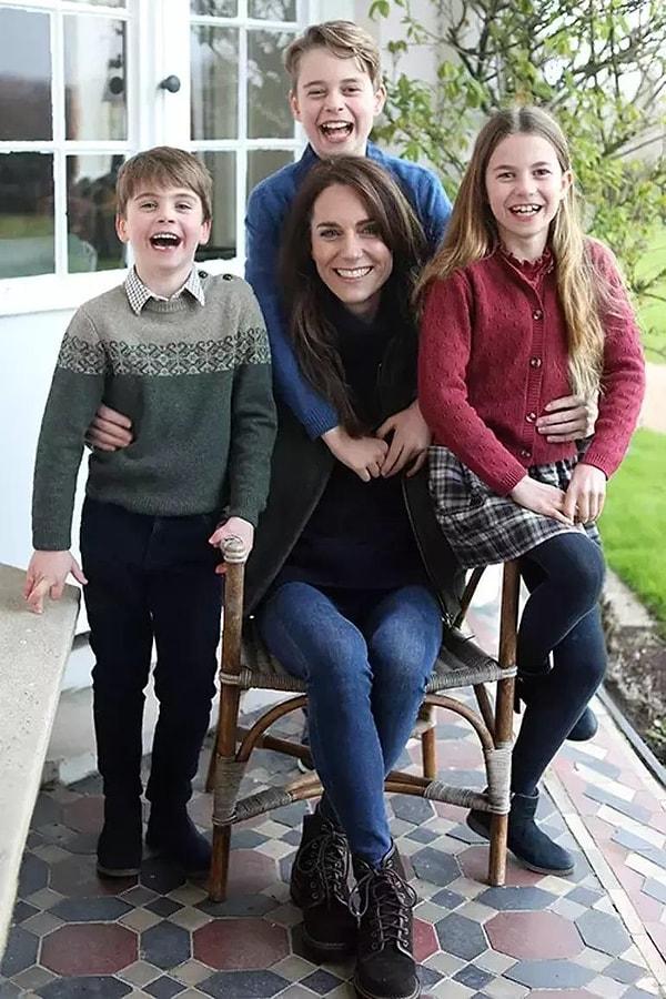 Ardından Kate Middleton'ın çocuklarıyla bir fotoğrafı paylaşıldı. Prensesin sağlığını iyi olduğu söylenmişti. Fakat gelin görün ki bu fotoğrafta, ürkütücü detaylar vardı.