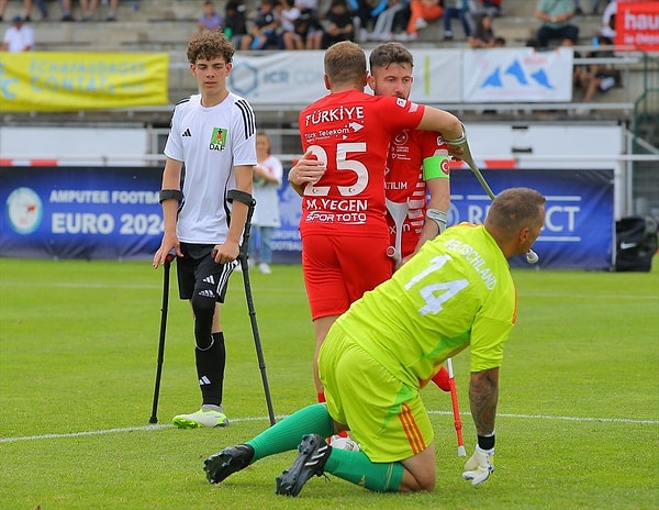 Camille Fournier Stadı'nda oynanan maçta ay-yıldızlılar, ilk yarıyı Muhammet Yeğen'in iki, Kemal Güleş'in de bir golüyle 3-0 önde kapattı.