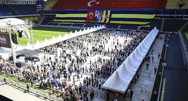 Fenerbahçe'de başkanlık seçimine saatler kala aday Ali Koç ve Aziz Yıldırım canlı yayında karşı karşıya geldi.