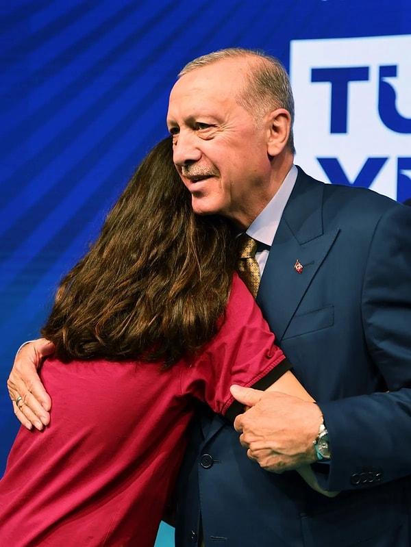 Cumhurbaşkanı Recep Tayyip Erdoğan, cuma günü, İstanbul Ataşehir'deki Ahmet Keleşoğlu Fen Lisesi'nde düzenlenen yeni müfredatın tanıtım programına katıldı. Programda bir öğrenci sahneye çıkıp koşarak Erdoğan’a sarıldı. O anlar kameralar tarafından da kaydedildi.