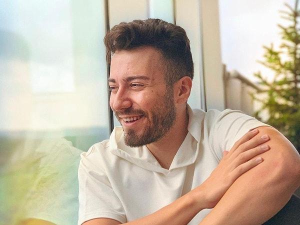 Enes Batur, sevgilisi Zelal Işıl Özdemir ile sık sık romantik ve komik videolar yayınlıyor.