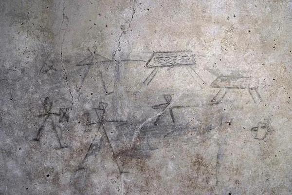8. Pompeii 'de bir çocuk tarafından duvar üzerine yapılan gladyatör ve hayvan çizimleri. (M.S 79)