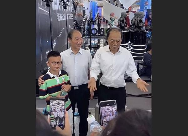 Çin'de bir firma sahibi kendisinin robotunu yaptırıp bir robot fuarında sergiledi.