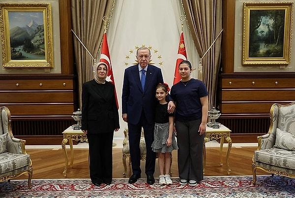 Cumhurbaşkanı Recep Tayyip Erdoğan’ın Sinan Ateş’in eşiyle yaptığı görüşmenin ardından Ayşe Ateş ve Sinan Ateş’in çocukları Banuçiçek ve Bengisu ile birlikte fotoğraf çektirdi.