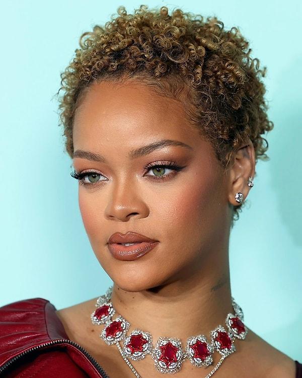 Her haliyle beğenilen Rihanna yine güzelliği ile ortalığı ateşe verdi orası ayrı! Saçlarına ise benzetmeler gecikmedi...