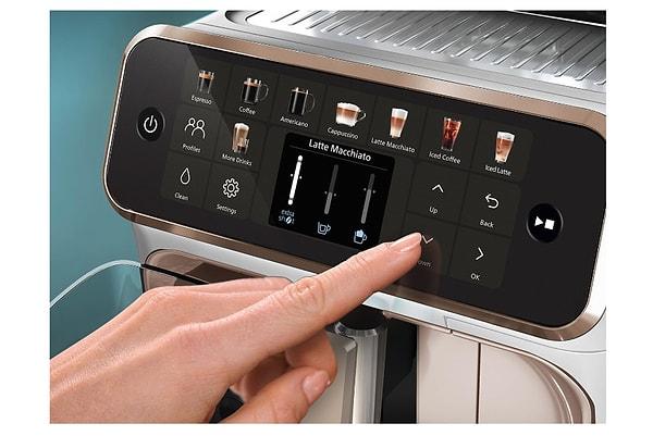 Makineyi hızlı bir şekilde çalıştırarak anında kahve demlemeye olanak sağlayan QuickStart fonksiyonu ile beklemeden hazırlayabileceğiniz kahvelerin yıldızı olan Philips Tam otomatik Espresso makinesi evinizin en sevileni olacak.