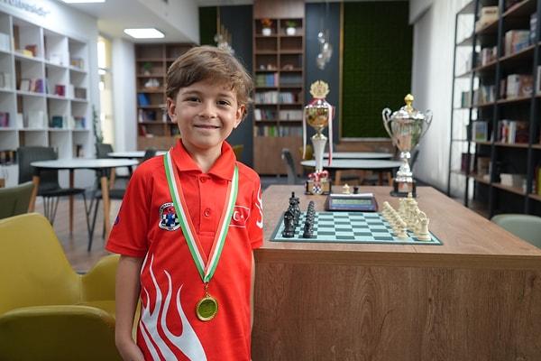 Balıkesir'de yaşayan 7 yaşındaki Ömer Taha Dede, ablasının satranç oynamasını kıskanarak kursa kayıt oldu.