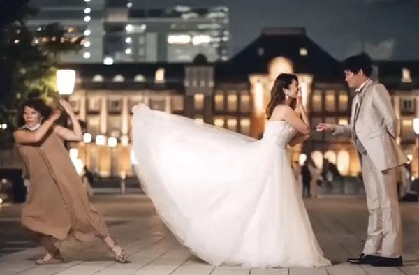 Bir düğün fotoğrafçısı, fotoğraf çekimlerinin kamera arkası görüntülerini paylaştı.