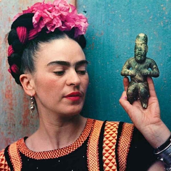 Çektiği aşk acılarını ve fiziksel acılarını tablolarına aktarmasının yanısıra, Frida Kahlo Meksika'da yaptığı resim öğretmenliğiyle de sanat tarihini derinden etkilemişti.