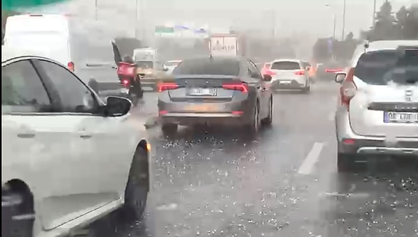 Çankaya ilçesi Söğütözü Mahallesi'nde misket büyüklüğündeki dolu taneleri, kısa sürede zeminin beyaza bürünmesine neden oldu. Ayrıca dolunun şiddeti ile bazı araçların kaportalarında küçük çaplı hasar oluştu. Kimi sürücüler branda ve battaniye gibi örtülerle araçlarında önlem almaya çalıştı. Yaklaşık 15 dakika süren doludan sonra sağanak devam etti. Belediye ekipleri, kent genelinde su baskınlarına karşı önlemlerini artırdı.